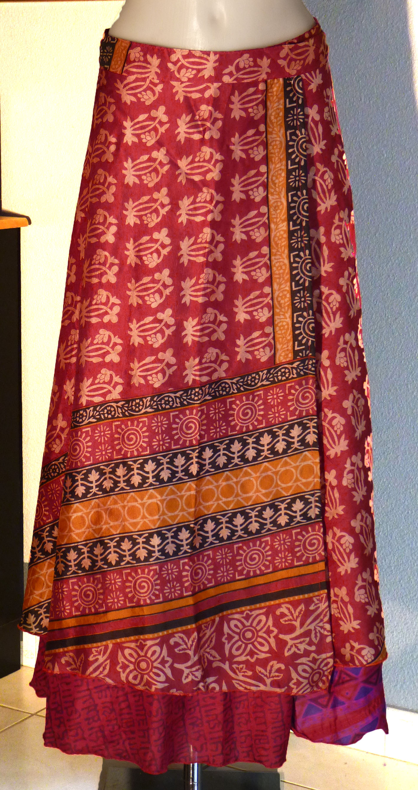Large choix de jupes indiennes en soie, aux couleurs et imprimés qui  raviront les plus exigeantes !!!